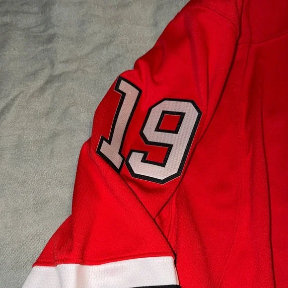 Fanatics Red Jonathan Toews Blackhawks Captain Jersey - Picture 4 of 9